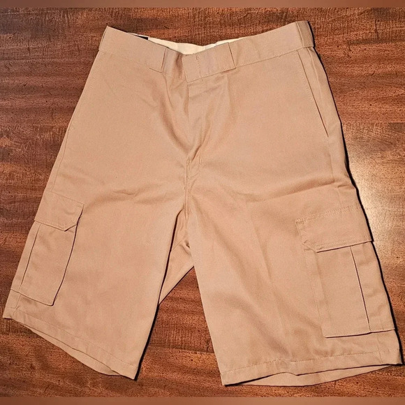 Dickies Men's Cargo Loose Fit Comfort Tan Khaki Casual Shorts Size 36 NWT - Picture 1 of 12